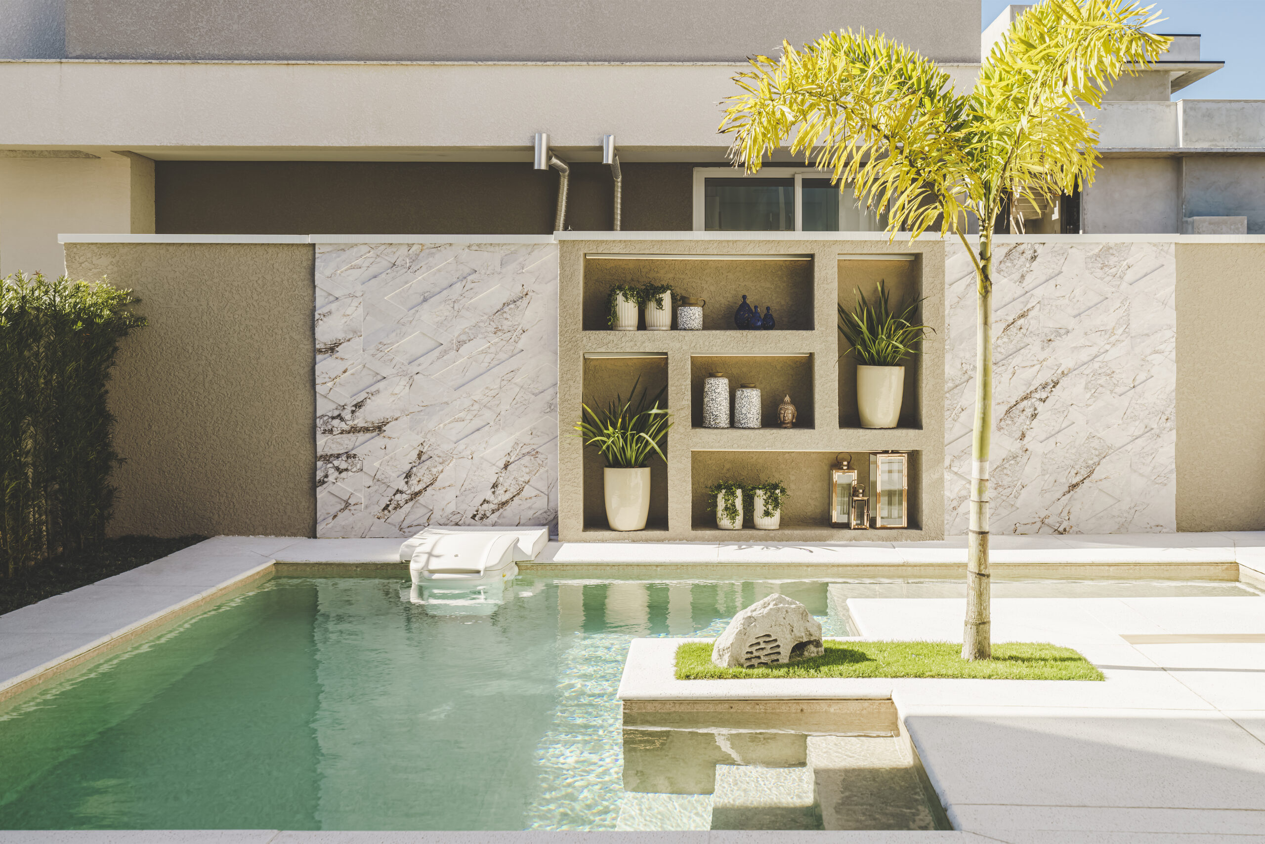 Piscina Desjoyaux de alto padrão integrada à residência